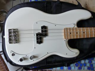 Fender Standard P-Bass *WIE NEU*