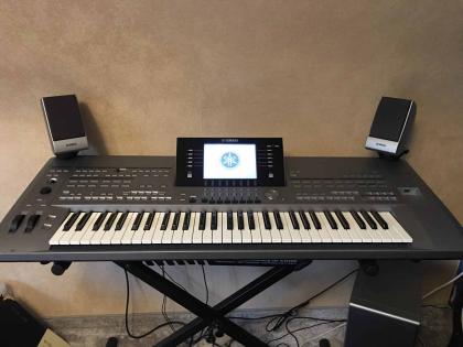 Yamaha Tyros 5 mit 61 Tasten + TRS-MS05 Lautsprecher