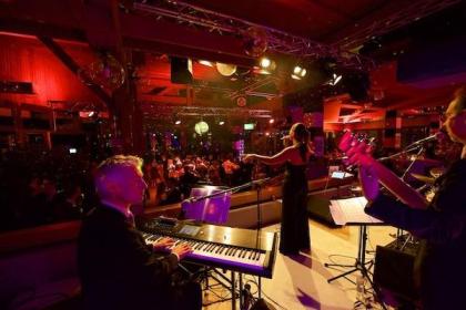 Brasilianische Latin&Jazzband MANTECA mit Sängerin