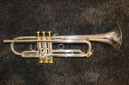 Versilberte Trompete in B mit vergoldeten Elementen