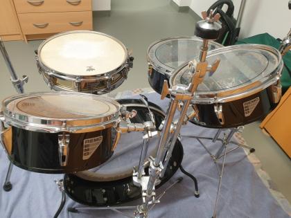 Remo Legero Drumkit mit Hardware und Taschen