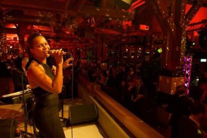 Brasilianische Latin&Jazzband MANTECA mit Sängerin
