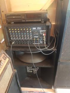 Soundanlage für Konzerte komplett mit Lautsprecher, Verstärkern, Mischpult usw.