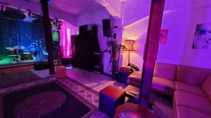 Proberaumvermietung in Bergisch Gladbach: Perfekte Räumlichkeiten für deine Musik mit Bühne