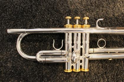 Versilberte Trompete in B mit vergoldeten Elementen