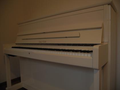 Klavier Sauter, weiss poliert