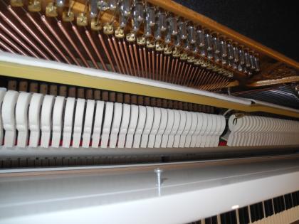 Klavier Sauter, weiss poliert