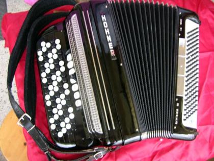 Hohner Riviera III, C-Knopfgriff Akkordeon, 5 Reihen gestuft, Bj. 1984, schwarz;