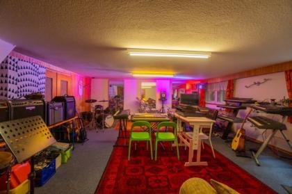 Tonstudiogebäude plus privaten Wohnhaus und Musikschule mit Wohnhaus zu verkaufen