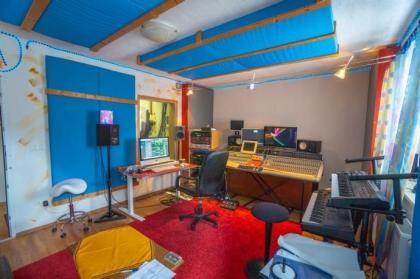 Tonstudiogebäude plus privaten Wohnhaus und Musikschule mit Wohnhaus zu verkaufen