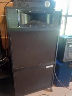 Soundanlage für Konzerte komplett mit Lautsprecher, Verstärkern, Mischpult usw.