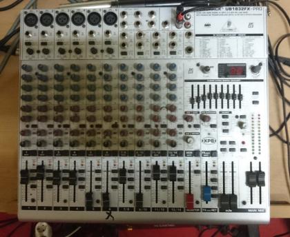Soundsystem 2 x Boxen Bell C3 400 Watt (m. Stativen und Kabeln), Mischer und Endstufe