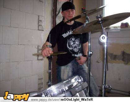 SYMPHNONICMETAL DRUMMER SUCHT SEHR DRINGEND ANGAGIERTE; EHRLICHE und ZUVERLÄSSIG