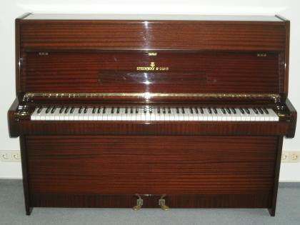 Brilliant klingendes Mahagoni Steinway & Sons Klavier