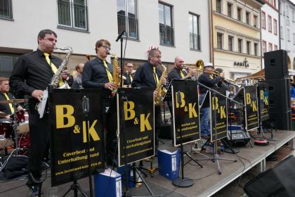 Keyboarder/Pianist für außergwönliche Coverband gesucht ! (FS-LA