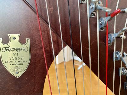 Harfe Troubadour VI von Lyon & Healy Mahagoni