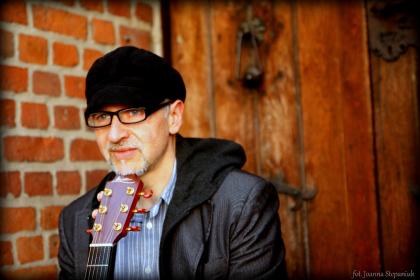 Erteile Gitarrenunterricht
