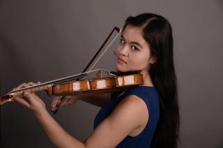 Musikstudentin bietet Geigenunterricht für Anfänger und Fortgeschrittene