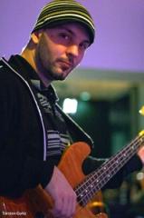 Prof. Studio- und Tourbassist (SIDO/NOSLIW) gibt Bassunterricht.