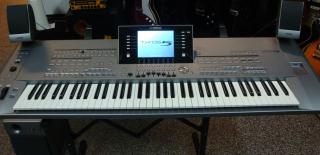 Yamaha Tyros 5 mit 76 Tasten mit Boxen 500 GB Festplatte und 1 GB Flash Memory