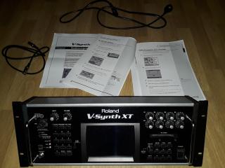 Roland V Synth XT mit VC1 D50 und VC2 Vocaldesigner Karte
