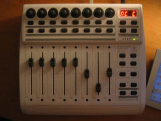 Behringer B-Control BCF2000-WH.