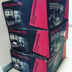 Neue Pioneer CDJ-2000NXS2 Multi-Player & DJM-900NXS2 4-Kanal-Mixer Coffin Pro DJ