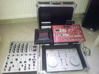 DJ Equipment Sampler Midi Controller Effektgerät Audiointerface