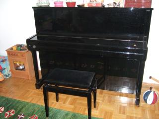 BECHSTEIN Klavier + Bank 9 Jahre alt aus erster Hand zu verkaufen